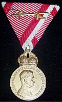 MILITÄRVERDIENSTMEDAILLE BRONZE Karl I. (Signum laudis) ab 28.4.1917 vergoldet mit Schwertern